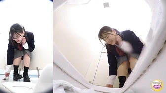 DLSL-446 02 Schoolgirls toilet dash after the chime. Pissing and leaking circumstances. VOL. 3