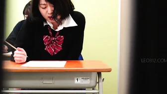 DLSL-446 05 Schoolgirls toilet dash after the chime. Pissing and leaking circumstances. VOL. 3