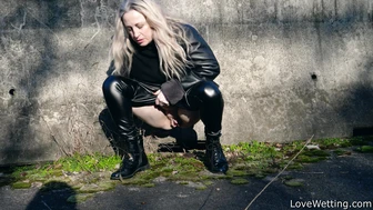 Andrea Quinn - Pissing Scene