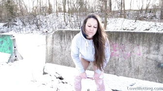 Valentina Ross - Pissing Scene