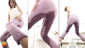 DLEE-133 Voyeurism: Peeing while on the phone in a rush to the toilet