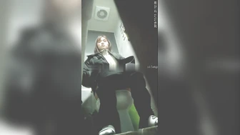 Korean female college student gets drunk at a bar and nearly collapses in the toilet