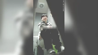 Korean female college student gets drunk at a bar and nearly collapses in the toilet