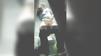 Korean female college student gets drunk at a bar and nearly collapses in the toilet