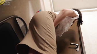 OJHI-712 03 It's the limit! Emergency urination in the sink