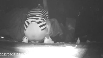 Very long-distance pee in the parking lot of a Chinese night market