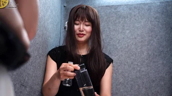 OJHI-781 02 Stopped elevator, pee holding panic, emergency escape part 13