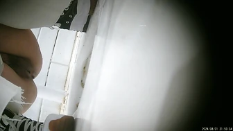 Models with Great Figures Peeing