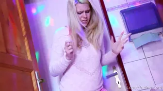 Izzy Delphine - Just One Toilet Stall, Peeing-Outdoors, DesperVids