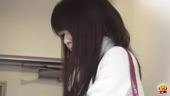 DLEE-145 01 Women lining up to pee in popular public toilet