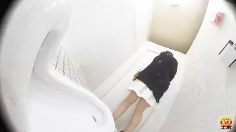 DLEE-202 01 Women lining up to pee in popular public toilet VOL 2