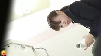 DLEE-151 02 Women caught leaking in pants in public toilet. VOL.2
