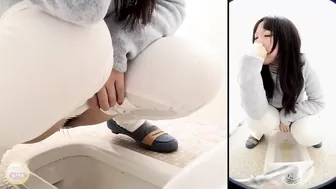 DLSL-027 03 Women jumping into the toilet cabin on the edge of the bladder limit