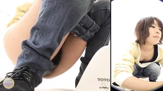 DLSL-027 03 Women jumping into the toilet cabin on the edge of the bladder limit