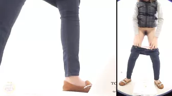 DLSL-027 02 Women jumping into the toilet cabin on the edge of the bladder limit