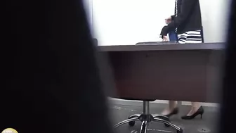 DLSL-185 03 Peeing desperation during interview and pleasant relief on the toilet