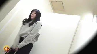 DLEE-472 01 Toilet voyeur: girls barely holding their pee while waiting by the private room door. VOL. 2