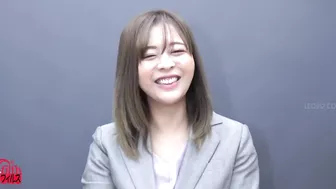 DLFF-497 01 Pee-holding duel between schoolgirl and office lady