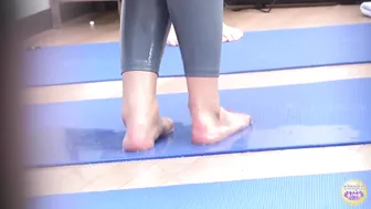 DLSL-512 02 Unbearable wetting shame during yoga class. Dark pee stains spreading in gray tights