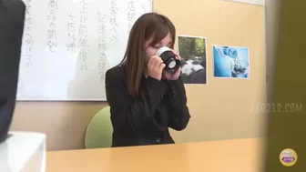 DLSL-235 01 Thirsty women trapped with urination urge during job interview, PeeInDetail, DesperVids