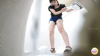 DLSL-482 01 Girls with undressing problems leaking during the emergency peeing situation