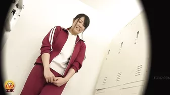 DLEE-582 05 On the verge of wetting: school girls in gym clothes peeing after reaching their holding limit