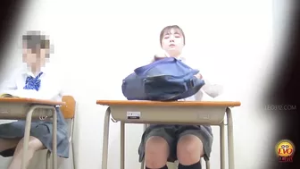 DLEE-585 02 School teen wets her panties a bit during class and then rushes to the toilet. VOL. 2