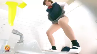 DLEE-598 02 Hidden footage: her pee drips before she sits down on the toilet