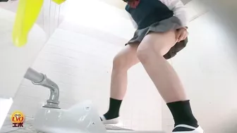 DLEE-598 05 Hidden footage: her pee drips before she sits down on the toilet