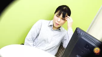 DLEE-602 04 In-house voyeur with OLs rushing to pee