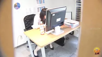 DLEE-602 05 In-house voyeur with OLs rushing to pee