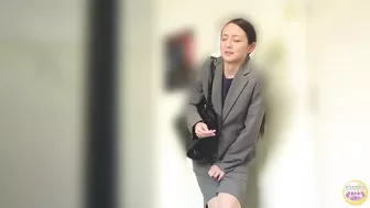 DLSL-561 06 Women dash to pee after watching a movie, but there is a line to the toilet.