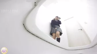 DLSL-223 02 Schoolgirls dashing to the toilet after chime