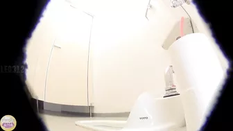 DLSL-223 01 Schoolgirls dashing to the toilet after chime