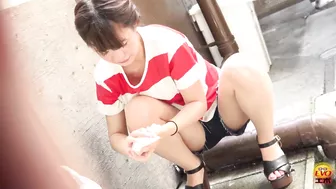 DLEE-253 01 Women can not hold the urine and leaking in the alley