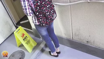 DLEE-234 01 Wetting in jeans Outdoor desperation and pissing in the line to the toilet