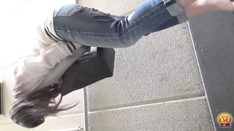 DLEE-234 02 Wetting in jeans Outdoor desperation and pissing in the line to the toilet