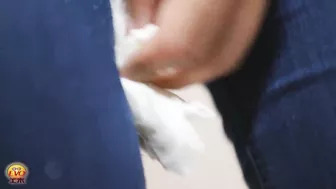 DLEE-234 03 Wetting in jeans Outdoor desperation and pissing in the line to the toilet