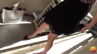 DLEE-114 01 Wild pissing in the narrow alley Women spreading their legs and urinating on multi view camera