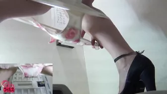 DLFF-062 02 Girls looking at their streams of pee