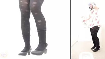 DLSL-027 01 Women jumping into the toilet cabin on the edge of the bladder limit