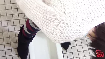 DLFF-040 03 Close up view on urine line. Girls peeing on toilet