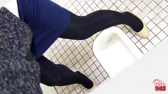 DLFF-040 04 Close up view on urine line. Girls peeing on toilet