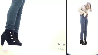 DLSL-027 05 Women jumping into the toilet cabin on the edge of the bladder limit