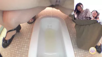 DLSL-014 02 Restroom emergency. 2 Girls pissing in one toilet