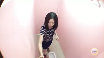 DLSL-014 02 Restroom emergency. 2 Girls pissing in one toilet