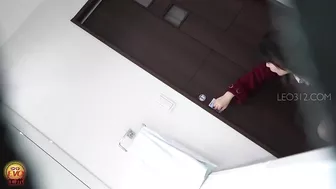 DLEE-281 03 Women undressing in a hurry and peeing naked in the shower