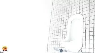 DLEE-127 02 Frantic girls pissing and missing the toilet bowl VOL 1