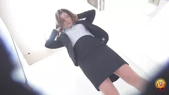 DLEE-390 04 Discovering the “special appearance” of the young and good-looking OLs. Pleasure of being naked and urinating on toilet