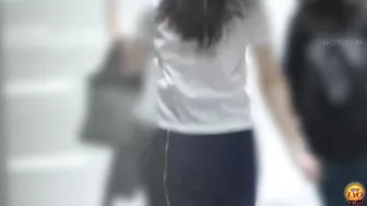 DLEE-407 01 Girls rushing to the public toilets in town Victory just before the limit Embarrassing farts while peeing